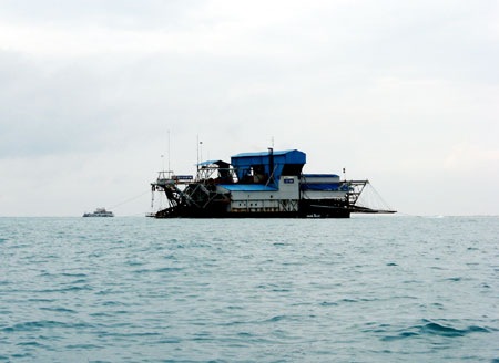 Foto/Gambar Kapal Hisap PT TIMAH di perairan laut Bangka Belitung