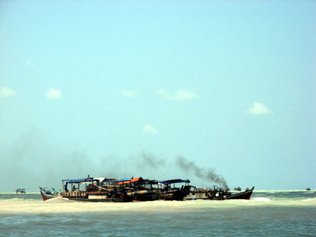 Foto/Gambar Akitivitas Tambang Inkonvensional (TI) Apung di perairan laut Bangka Belitung