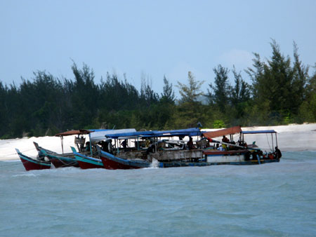 Foto/Gambar Akitivitas Tambang Inkonvensional (TI) Apung di perairan laut Bangka Belitung