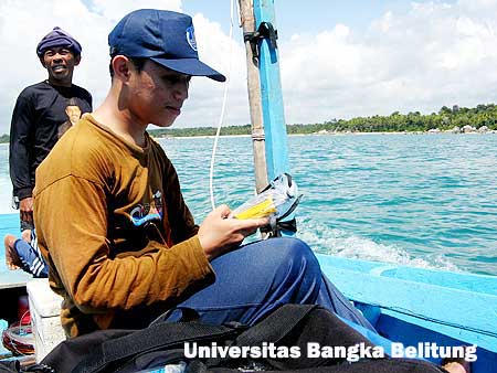 Persiapan Tim Explorasi terumbu karang Universitas Bangka Belitung sebelum penyelaman dan penelitian di dalam laut di karang kering Sungailiat