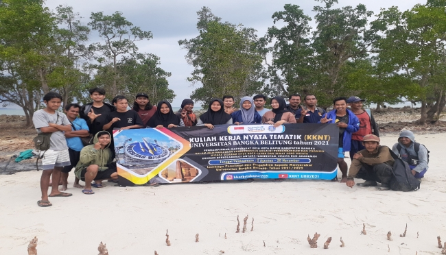 Foto berita Cegah Abrasi Pantai yang Kian Meluas, Mahasiwa KKN UBB dan Aktivis Peduli Hutan Wanamena Tanam 7.000 Pohon Perepat di Pulau Medang