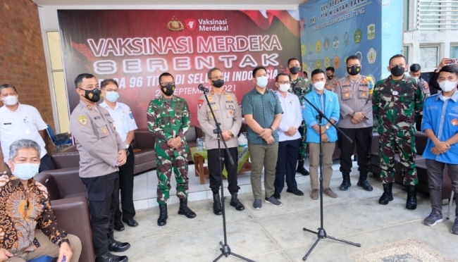 Foto berita Vaksinasi Merdeka Serentak di UBB, Jokowi: Semua Elemen di Kampus Harus Bergerak Mempercepat Pencapaian Target Vaksinasi