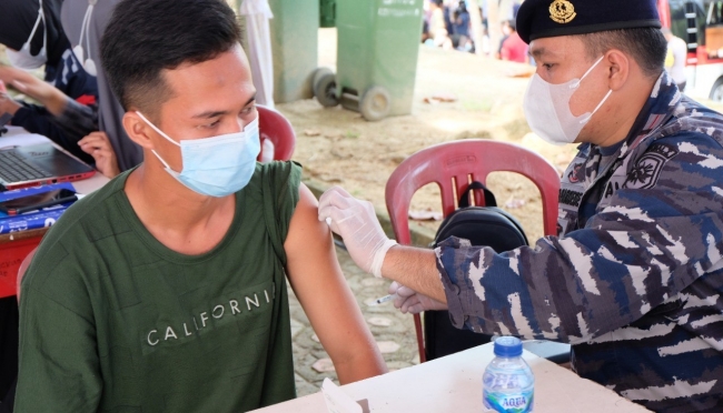 Foto berita Kuliah Luring Disyaratkan Sertifikat Vaksin, Mahasiswa UBB Gesit Hadir di Vaksinasi Merdeka Serentak