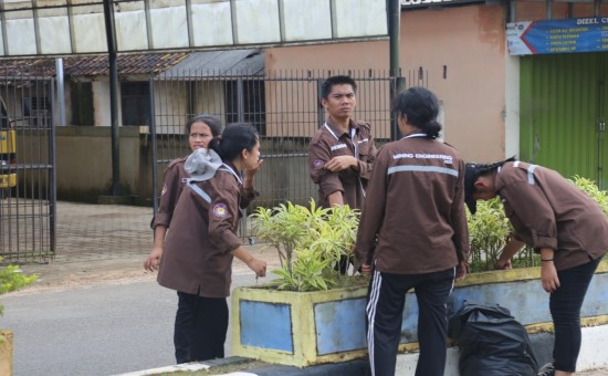 Foto berita HIMATA UBB Peduli Lingkungan, Lakukan Bersih-Bersih Kampus dan Kampung