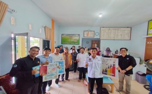 Dosen dan Mahasiswa UBB Perkuat Literasi Masyarakat Desa Melalui Kegiatan Pengabdian