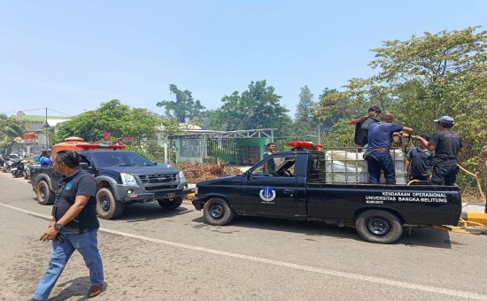 Pegawai UBB, Polsek Merawang, Laskar Sekaban, Mahasiswa, dan Masyarakat Gotong Royong Padamkan Kebakaran di Sekitar Kampus