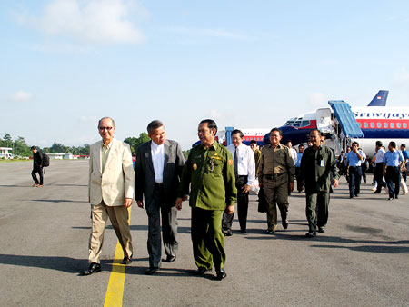 Kedatangan Rombongan Dirjen Dikti Bapak Fasli Jalal dan anggota DPD-RI asal Babel ke Bandara Depati Amir Provinsi Kepulauan Bangka Belitung
