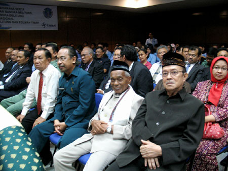 Foto Para undangan pada acara penyerahan asset UBB kepada pemerintah pusat di kantor Provinsi Kepulauan Bangka Belitung, tampak KH. Usman Fatan Tersenyum Manis