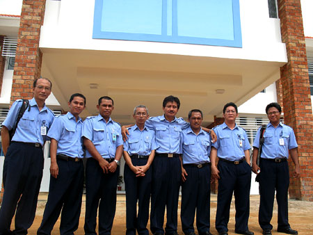 Foto bersama staf, dosen, dan karyawan UBB pada kunjungan Dirjen Dikti, Bpk Fasli Jalal ke Kampus baru UBB di Balunijuk Kabupaten Bangka