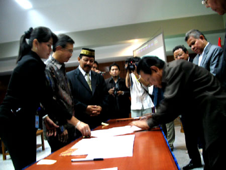 Foto Penandatangan berkas oleh Ketua DPRD Provinsi Kepulauan Bangka Belitung pada acara penyerahan asset UBB kepada pemerintah pusat di kantor Provinsi Kepulauan Bangka Belitung