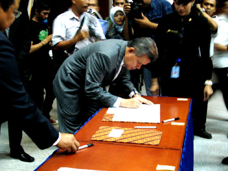 Foto Penandatangan berkas oleh Bpk. Fasli Jalal Dirjen Dikti pada acara penyerahan asset UBB kepada pemerintah pusat di kantor Provinsi Kepulauan Bangka Belitung