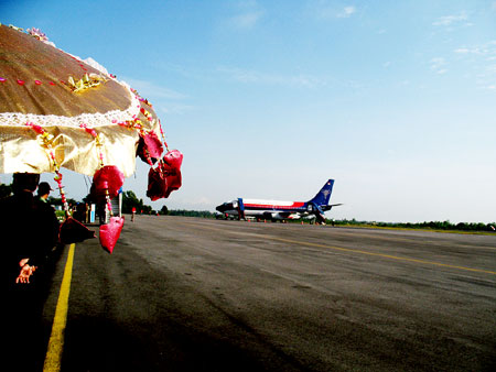 Menanti Kedatangan Pesawat Rombongan Dirjen Dikti Bapak Fasli Jalal dan anggota DPD-RI asal Babel ke Bandara Depati Amir Provinsi Kepulauan Bangka Belitung
