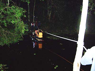 Menyeberangi sungai bukan halangan bagi para peserta outbond dalam jurit malam