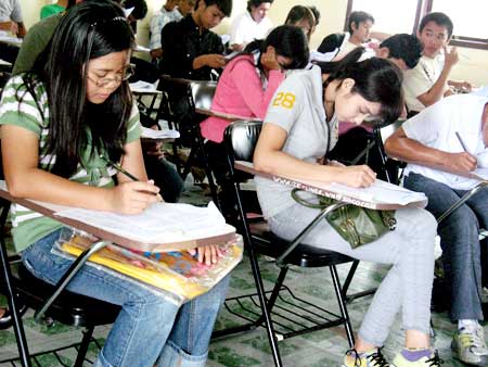 Calon Mahasiswa Universitas Bangka Belitung saat mengikuti test SPMB 2008