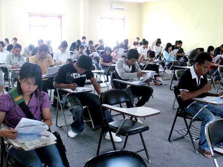 Calon Mahasiswa Universitas Bangka Belitung saat mengikuti test SPMB 2008
