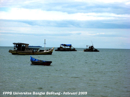 TI Apung dan perahu nelayan berlatarkan Pulau Ketawai (foto diambil dari daerah Tanjung Gunung, Kecamatan Pangkalan Baru Kabupaten Bangka Tengah
