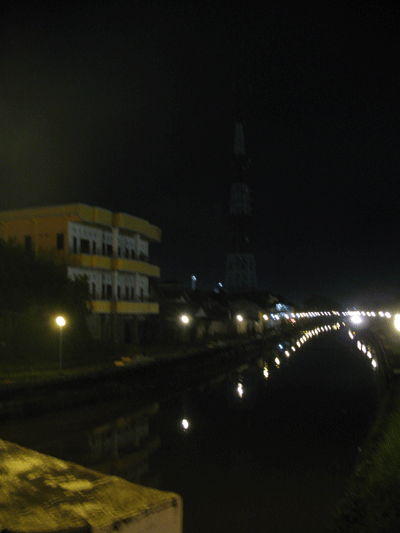 Foto Suasana malam di pinggiran Sungai Rangkui yang sudah dihiasi dengan lampu dan menambah indah kota Pangkalpinang